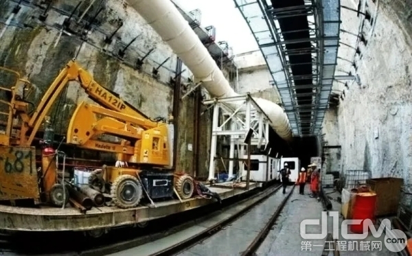 在某城市的地铁施工中，<a href=http://product.d1cm.com/bijiazuoyeche/ target=_blank>高空作业平台</a>为管道的搭建起到了关键作用